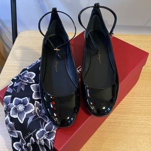 Salvatore Ferragamo Cefalu patent-leather ballet flats, black